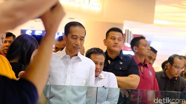 Pulang dari Papua Nugini, Jokowi Beli Baju untuk Cucu di Mal Surabaya