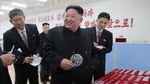 Foto: Gaya Kim Jong Un Blusukan ke Pabrik Gelas Daekwan