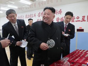 Foto: Gaya Kim Jong Un Blusukan ke Pabrik Gelas Daekwan