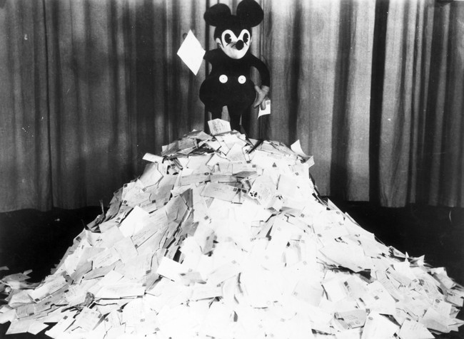 Walt Disney awalnya ingin memberi nama karakter rekaannya itu dengan Mortimer. Tapi istrinya, Lilian, membujuknya agar mengubahnya jadi Mickey Mouse. Foto: Getty Images