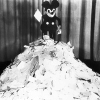 Walt Disney awalnya ingin memberi nama karakter rekaannya itu dengan Mortimer. Tapi istrinya, Lilian, membujuknya agar mengubahnya jadi Mickey Mouse. Foto: Getty Images