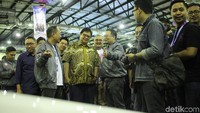 Airlangga mendapat penjelasan soal mobil modifikasi di pameran IMX 2018.