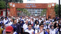 Ribuan peserta meramaikan Jalan Sehat Family Day di Kawasan Gelora Bung Karno, Senayan, Jakarta.