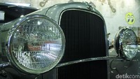 Mobil modifikasi Ford Hot Rod 1932 hanya tinggal menyisakan area mesin saja sebagai part aslinya. 