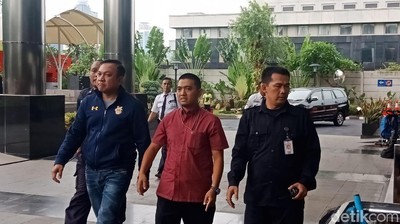 Foto: Bergaya Sporty, Bupati Pakpak Bharat Remigo Tiba di KPK