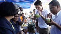 Wah, sepertinya Justin doyan buah-buahan segar ya. Kali ini menikmati air kelapa langsung dari batoknya. Slurpp! Foto: Instagram justinpjtrudeau