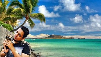 Foto liburan ke Hawaii ini kelihatan palsu karena terlihat ada garis tegas di badan sang pria serta perbedaan cahaya dengan latar belakangnya. Foto: The Travel