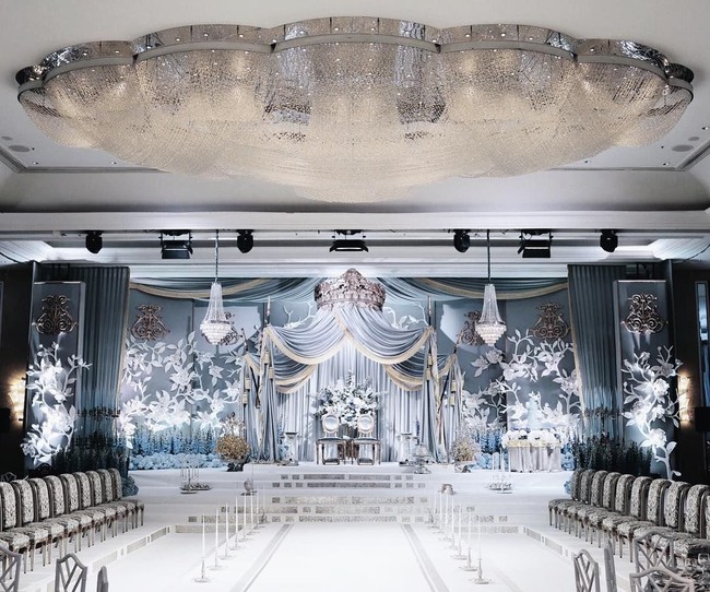 Menggunakan jasa dekorasi Glam Wedding yang populer di Malaysia, pesta pernikahan Tengku Puteri Iman Abdullah dan Tengku Abu Bakar Ahmad mendapat banyak pujian netizen Malaysia. Mereka memuji indahnya pelaminan kedua mempelai, mewah namun tetap elegan. Foto: Dok. Instagram @imanabdullah