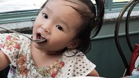 Seporsi es krim cokelat dengan buah-buahan siap disantap Thalia. Wajahnya tak sabar ingin segera makan es krimnya.  Foto: instagram @thaliaputrionsu