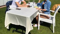 Mereka memang sering makan bareng. Salah satunya makan siang saat perayaan Hari Paskah 2018 ini. Keduanya tampak makan berdua tanpa anak-anak Ronaldo. Foto: Instagram cristiano