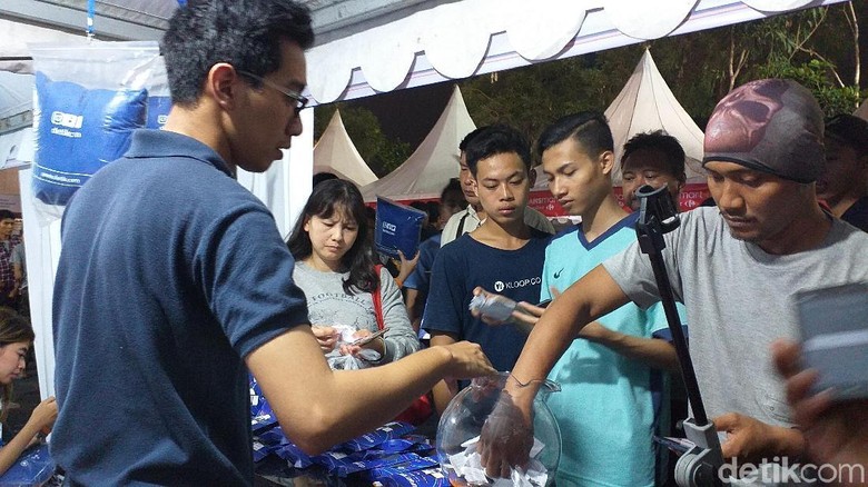 Warga Surabaya Serbu Stan Detikcom di Mlaku-mlaku Tunjungan Warga Surabaya Serbu Stan Detikcom di Mlaku-mlaku Tunjungan