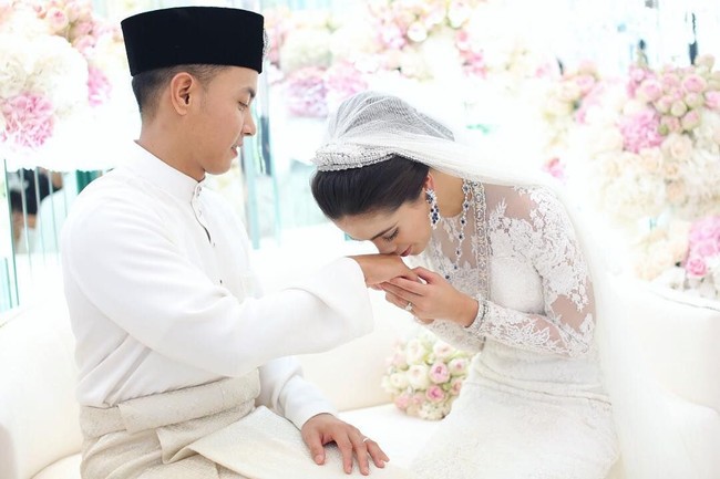 Kesultanan Pahang, Malaysia baru saja menggelar royal wedding. Cucu cantik sang sultan, Tengku Puteri Iman Abdullah dinikahi pria yang juga dari keluarga bangsawan. Foto: Dok. Instagram @imanabdullah