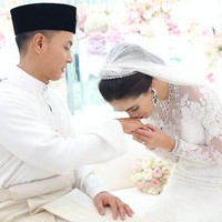 Kesultanan Pahang, Malaysia baru saja menggelar royal wedding. Cucu cantik sang sultan, Tengku Puteri Iman Abdullah dinikahi pria yang juga dari keluarga bangsawan. Foto: Dok. Instagram @imanabdullah