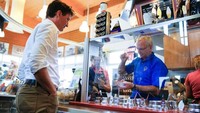 Meski hari-harinya sangat sibuk, pria 46 tahun ini seperti tak pernah kelelahan. Di suatu hari ia sempatkan makan es krim sebelum melanjutkan aktivitasnya. Foto: Instagram justinpjtrudeau