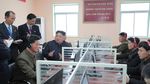 Foto: Gaya Kim Jong Un Blusukan ke Pabrik Gelas Daekwan