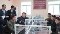Kim Jong Un memang kerap melakukan inspeksi-inspeksi ke pabrik-pabrik di Korut (Foto: Dok. KCNA via REUTERS)