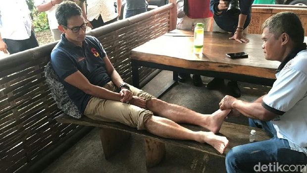 Di Purworejo, Sandi Nkmati Dipijat Sambil Santap Pisang Bakar