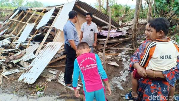 Video Amukan Puting Beliung Robohkan Rumah di Probolinggo Video Amukan Puting Beliung Robohkan Rumah di Probolinggo