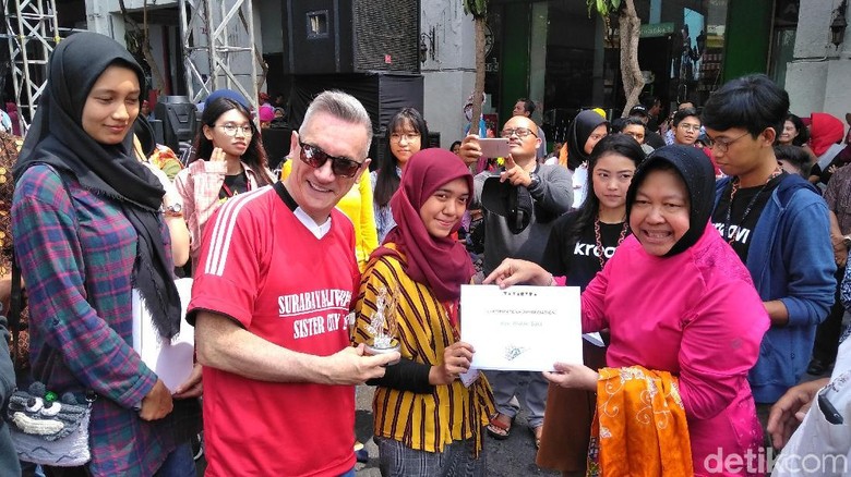 Pesan Risma ke Ibu-ibu dan Pemuda: Jangan Terlena di Zona Nyaman Pesan Risma ke Ibu-ibu dan Pemuda: Jangan Terlena di Zona Nyaman
