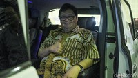 Airlangga mengacungkan jempolnya dari dalam mobil modifikasi. Senyum juga mengembang dari bibir menteri perindusterian tersebut.