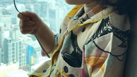 Sepotong semangka jadi menu sarapan Thalia. Ia menikmatinya di dekat kaca sebuah gedung tinggi. Tampaknya Thalia baru bangun tidur karena masih pakai piyama.  Foto: instagram @thaliaputrionsu