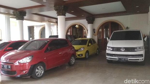 Intip Jajaran Mobil Komedian Sule di Rumah Barunya