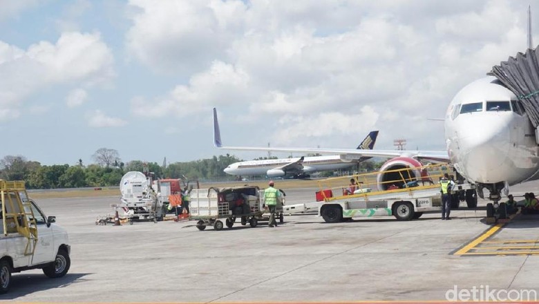 Apron Bandara Ngurah Rai Video emak-emak lari ke apron bandara Ngurah Rai karena ketinggalan pesawat ramai di media sosial. Rupanya emak-emak itu check in saat pesawat siap berangkat.