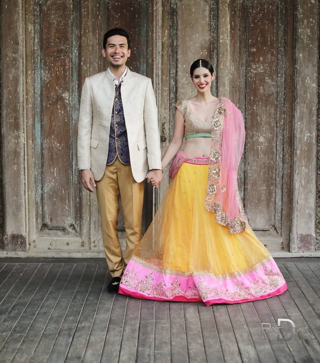 Christian dan Kat bertemu di Amerika Serikat pada 2016 dan tak perlu waktu lama bagi keduanya untuk berpacaran. Ini salah satu foto prewedding mereka dengan busana India. Senyuman bahagia terpancar di wajah pasangan asal Filipina itu. Foto: Instagram/@xtianbautista, @katramnani