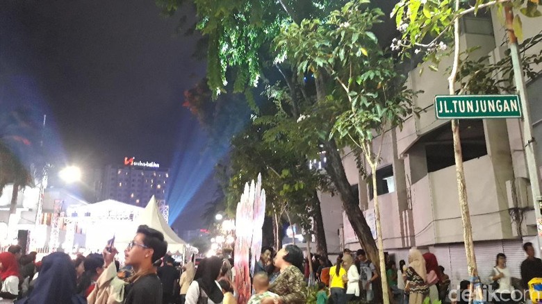 Mlaku-mlaku Nang Tunjungan Dijubeli Ribuan Warga Surabaya Mlaku-mlaku Nang Tunjungan Dijubeli Ribuan Warga Surabaya