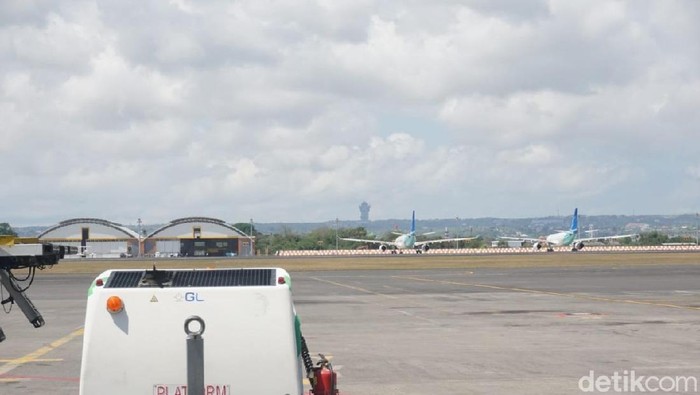 Video emak-emak lari ke apron bandara Ngurah Rai karena ketinggalan pesawat ramai di media sosial. Rupanya emak-emak itu check in saat pesawat siap berangkat.