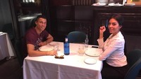 Mereka dikabarkan resmi bertunangan karena Georgina mengunggah foto sebuah cincin yang melingkar di jari manisnya dalam Instagram pribadinya. Cincin itu kabarnya sama seperti cincin yang dikenakan Ronaldo saat makan malam di restoran Zela, London. Foto: Instagram cristiano