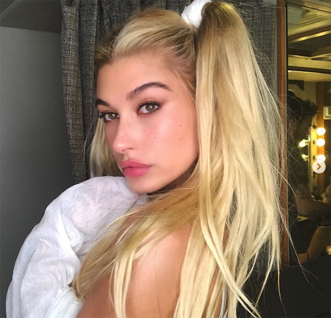 Dulu Hailey merupakan sosok gadis polos yang hanya sekadar berteman dengan Justin Bieber sang penyanyi Baby. Kini lihat bagaimana dia mampu tampil memikat saay berpose selfie. Foto: Dok. Instagram
