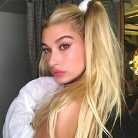 Dulu Hailey merupakan sosok gadis polos yang hanya sekadar berteman dengan Justin Bieber sang penyanyi Baby. Kini lihat bagaimana dia mampu tampil memikat saay berpose selfie. Foto: Dok. Instagram
