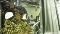 Airlangga menaiki salah satu mobil modifikasi yang dipamerkan.