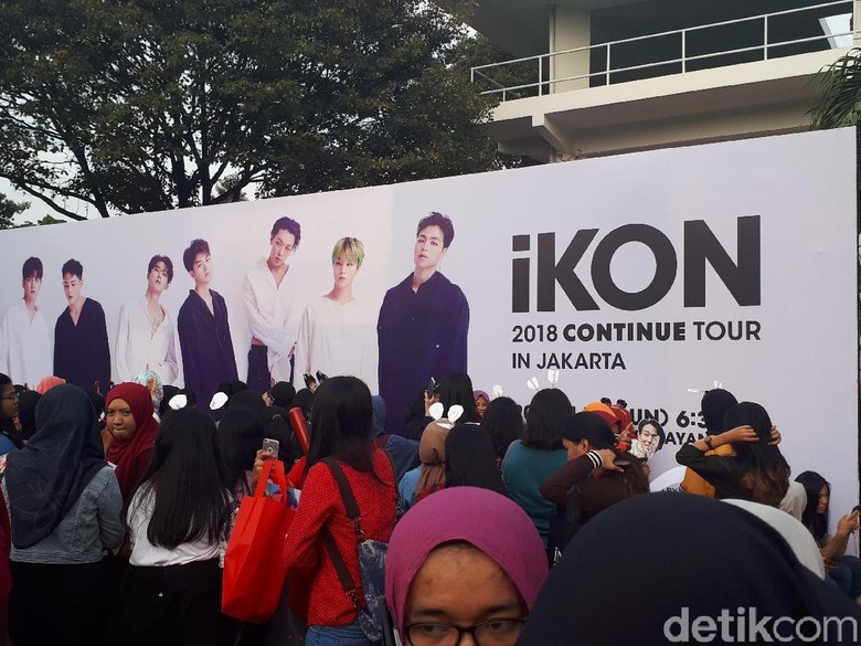 Tak Dapat Tiket, Fans Terlantar di Depan Venue Konser iKON di Jakarta Tak Dapat Tiket, Fans Terlantar di Depan Venue Konser iKON di Jakarta