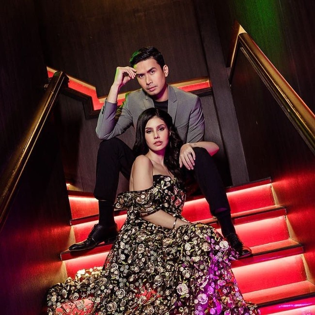 Keduanya kompak berpose fierce untuk pemotretan prewedding. Kat Ramnani terlihat anggun sekaligus seksi dengan gaun off-shoukder bermotif mawar. Foto: Instagram/@xtianbautista, @katramnani
