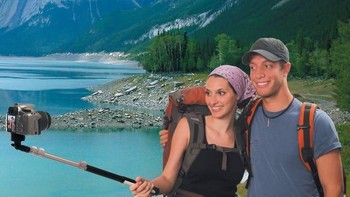 Dilihat seklilas saja bisa disimpulkan foto ini merupakan rekayasa Photoshop yang kurang mulus. Foto: The Travel