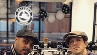 Bersama dengan rekannya. Jason pun tampak berfoto di depan mesin kopi. Sepertinya ia pecinta kopi sejati. Foto: Instagram @jason_mraz