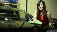 Mereka terus menebar senyum manisnya untuk pengunjung IMX 2018.