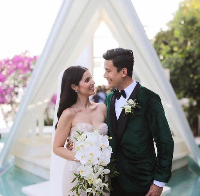 Christian Bautista terlihat gagah dibalut tuksedo velvet bernuansa hijau dengan lapel hitam rancangan Francis Libiran. Boutonierre bunga putih pun menyelaraskan penampilannya dengan sang istri. Foto: Instagram/@xtianbautista, @katramnani