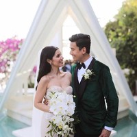 Christian Bautista terlihat gagah dibalut tuksedo velvet bernuansa hijau dengan lapel hitam rancangan Francis Libiran. Boutonierre bunga putih pun menyelaraskan penampilannya dengan sang istri. Foto: Instagram/@xtianbautista, @katramnani