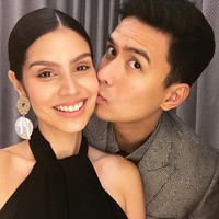 Kecupan mesra Christian Bautista untuk Kat Ramnani. So sweet! Foto: Instagram/@xtianbautista, @katramnani