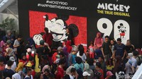 Pengunjung sibuk mengantre untuk foto bersama Mickey Mouse.  Foto: Ari Saputra/ detikHOT