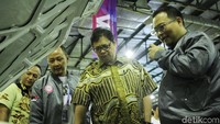 Airlangga melihat mobil modifikasi yang dipamerkan.