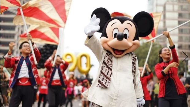Naik Becak, Mickey Mouse Pakai Batik di Parade Ultah ke-90