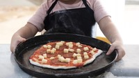 Wah gemas banget lihat foto ini. Thalia sudah jago memasak ternyata. Ia sedang membuat pizza.  Foto: instagram @thaliaputrionsu