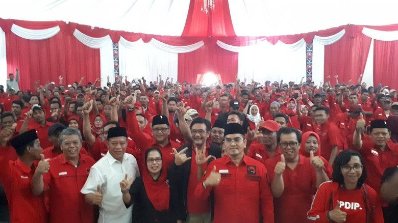 Bupati Lamongan Hadiri Konsolidasi PDIP, Dukung Jokowi-Maruf? Bupati Lamongan Hadiri Konsolidasi PDIP, Dukung Jokowi-Maruf?