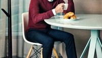 Waduh jangan salah fokus ke sepatunya ya. Lihat nih, Hyun sedang ngopi sambil menikmati croissant di kafe. Foto: Instagram @kimsoohyun_sooman