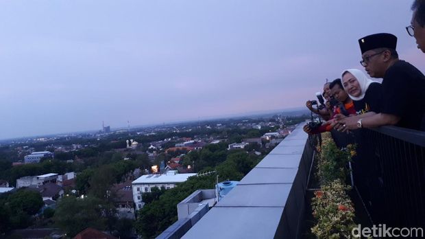Gaya Hasto Lihat Keris Bareng Djarot dan Bupati Bojonegoro
