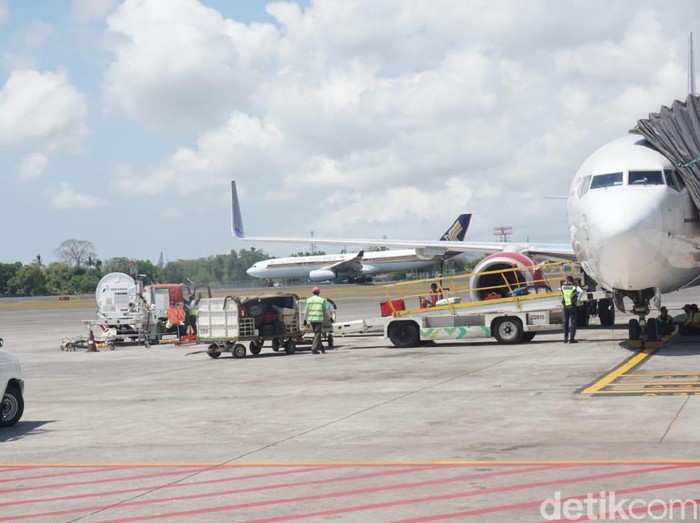 Video emak-emak lari ke apron bandara Ngurah Rai karena ketinggalan pesawat ramai di media sosial. Rupanya emak-emak itu check in saat pesawat siap berangkat.